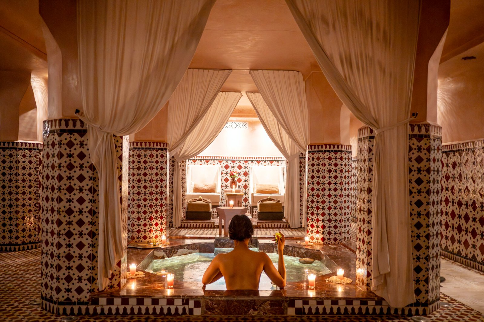 Bassin du spa éclairé aux bougies et encadré de zellige aux Bains Almaha