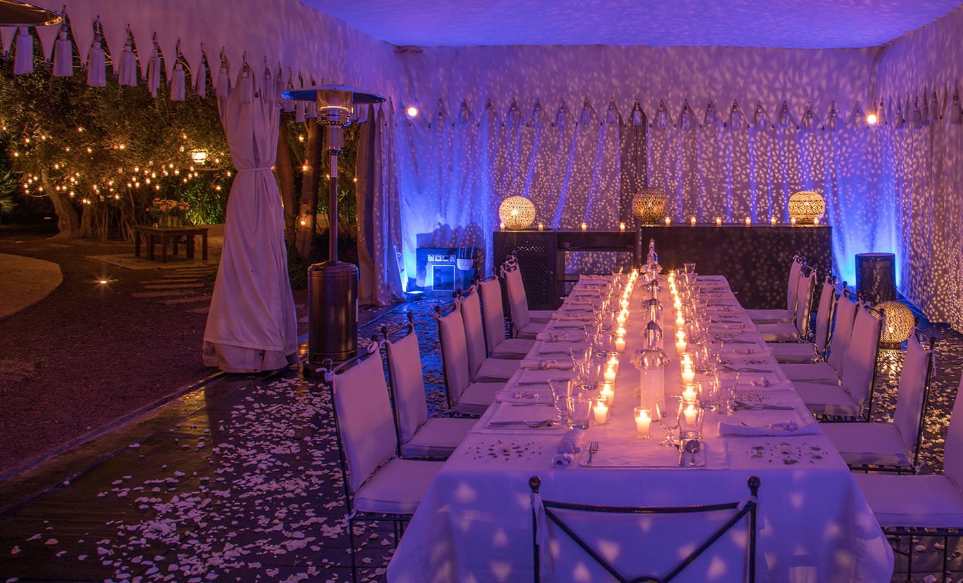 Dîner privé aux chandelles dressé dans un pavillon du jardin de Dar El Sadaka