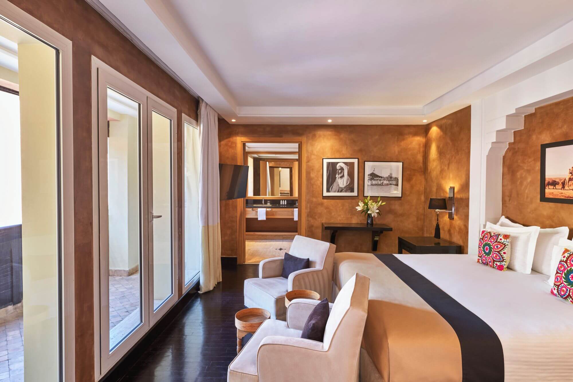 Chambre aux tons chauds dans un ryad privé du Naoura