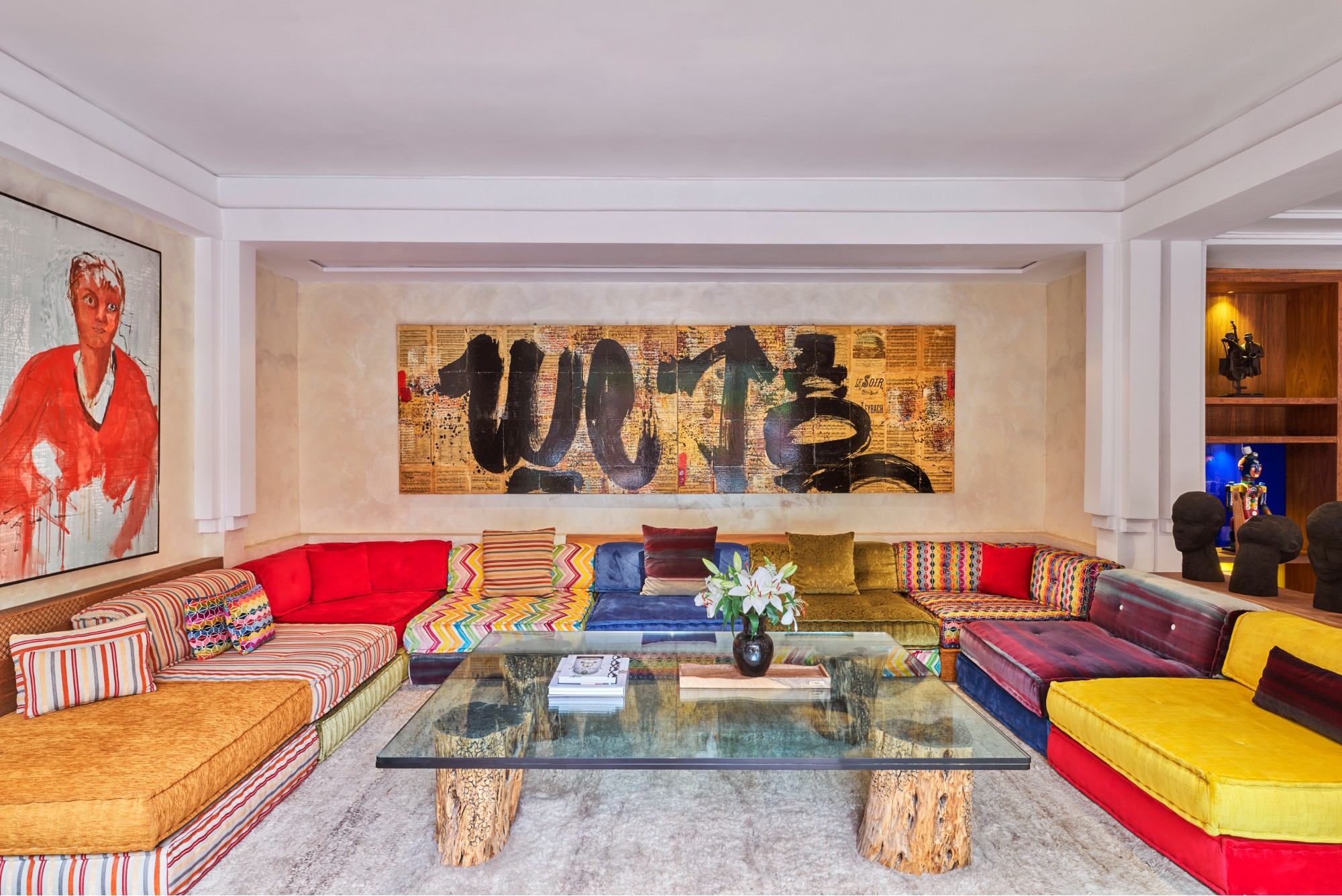 Salon contemporain coloré dans un ryad de six chambres