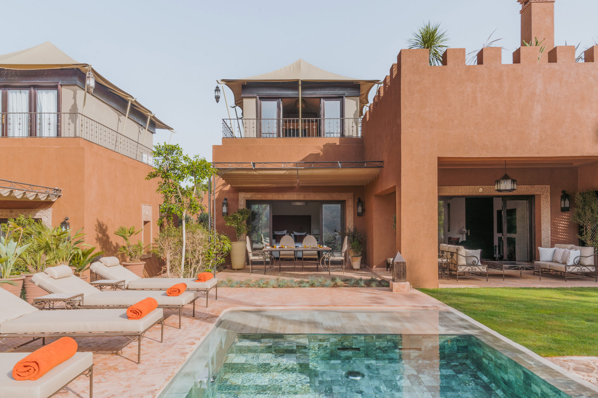 Jardin et piscine privée chauffée d’un riad de trois chambres