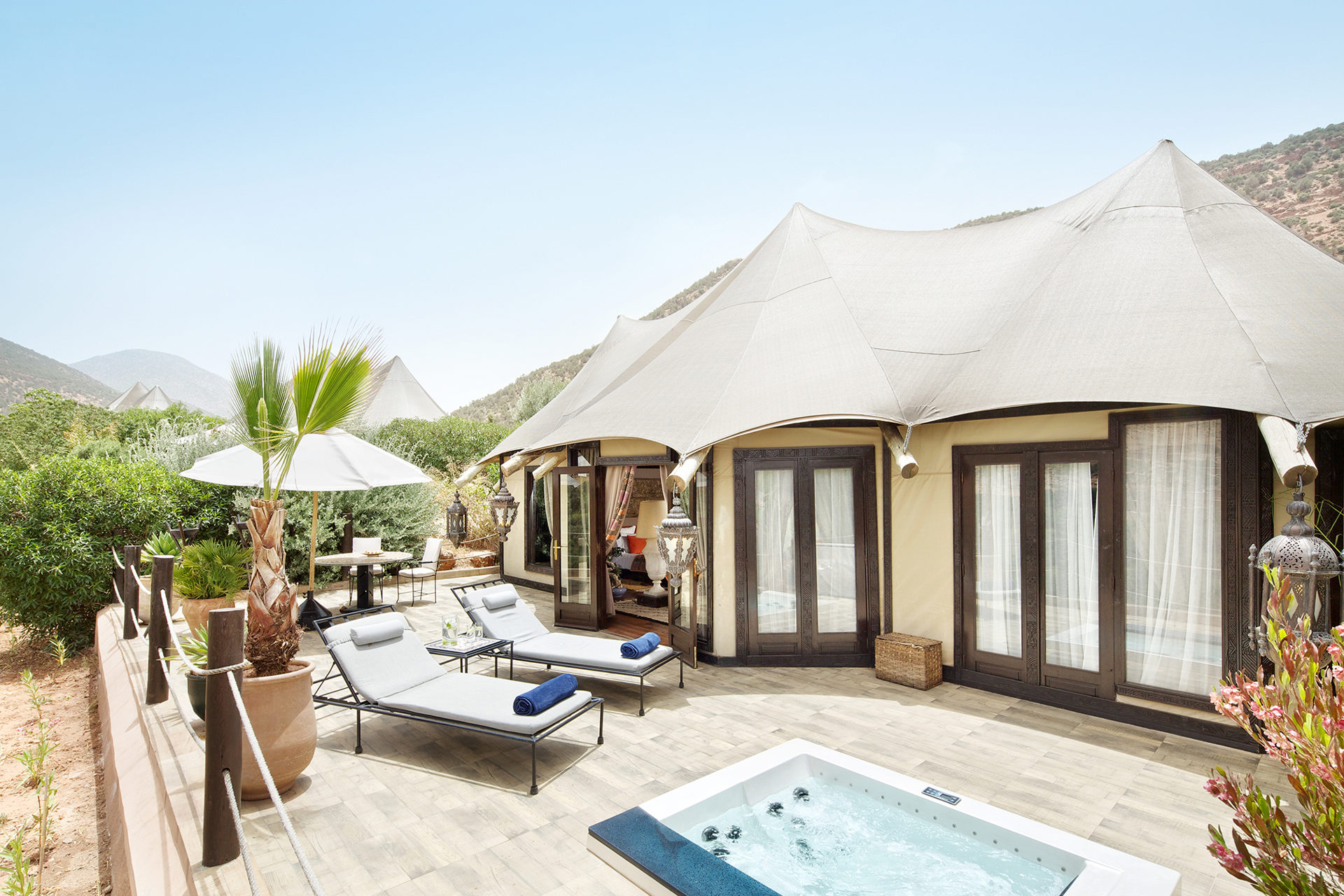 Terrasse privée et jacuzzi devant une Tente Berbère de Kasbah Tamadot
