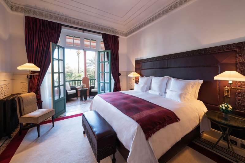 Chambre d'une Suite Prestige ouverte sur un balcon à La Mamounia