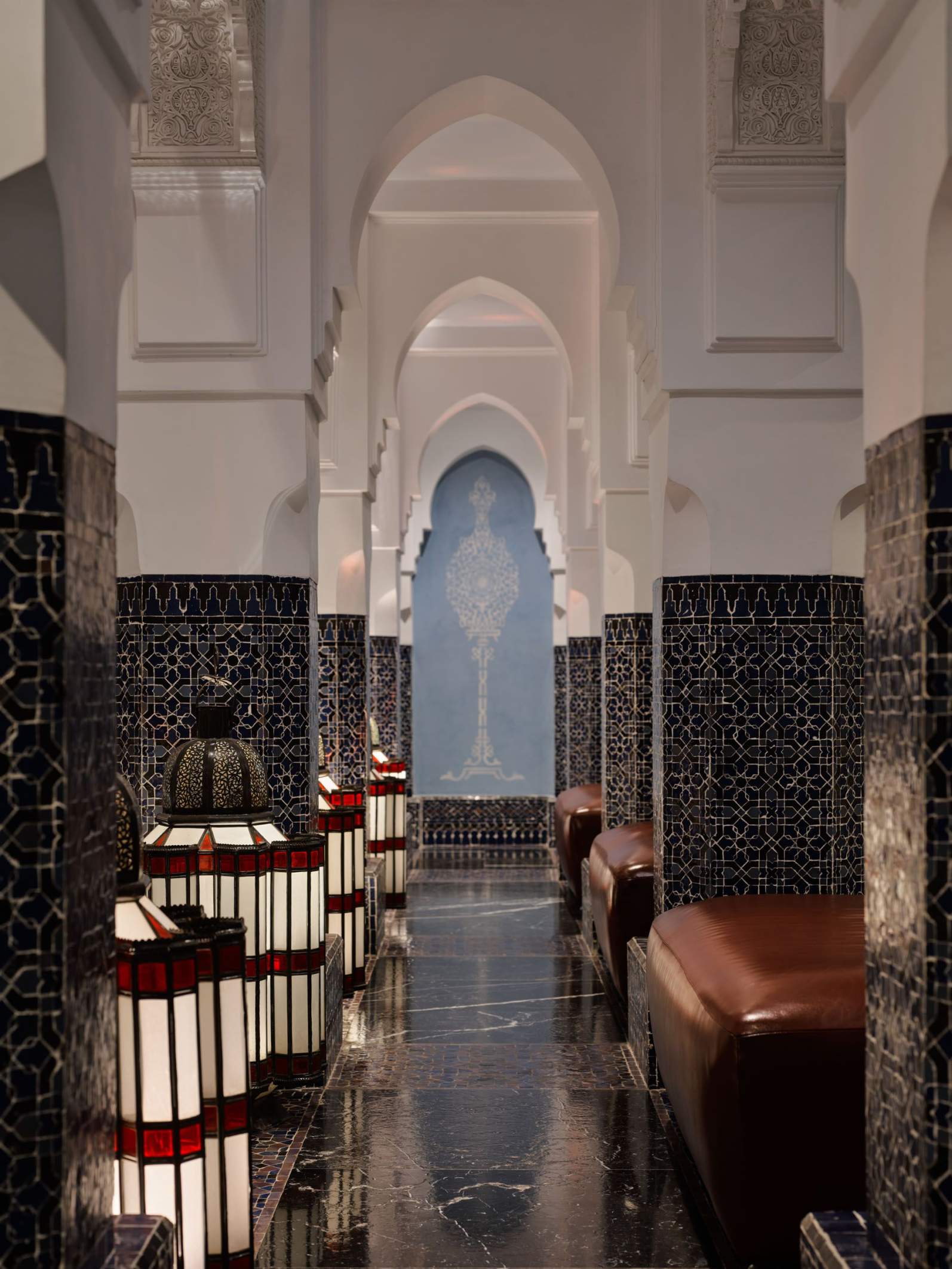 Intérieur voûté du spa, zelliges sombres et lanternes traditionnelles à La Mamounia