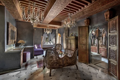 Suite Deluxe décorée de bois sculpté, de métal ouvragé et de lustres