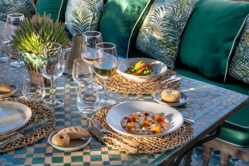 Table dressée sur le toit-terrasse de La Table du Souk
