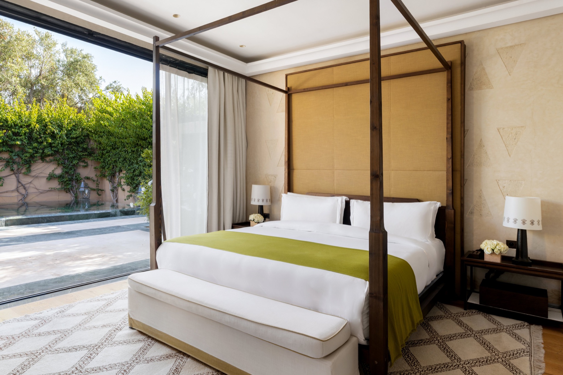 Chambre principale à baldaquin ouvrant sur le jardin et la piscine de la Spa Villa