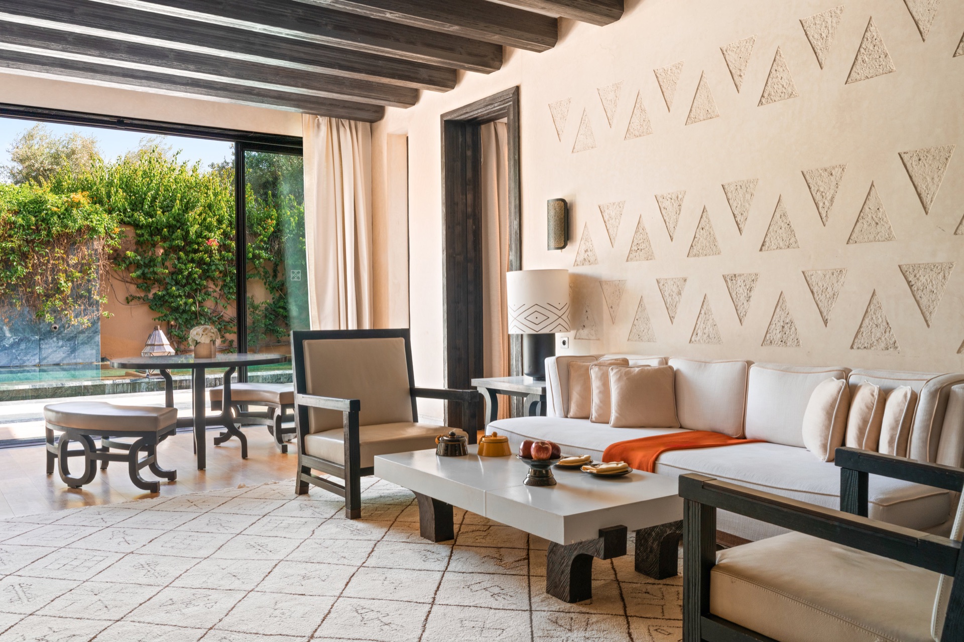 Salon contemporain aux enduits inspirés des motifs berbères dans la Spa Villa