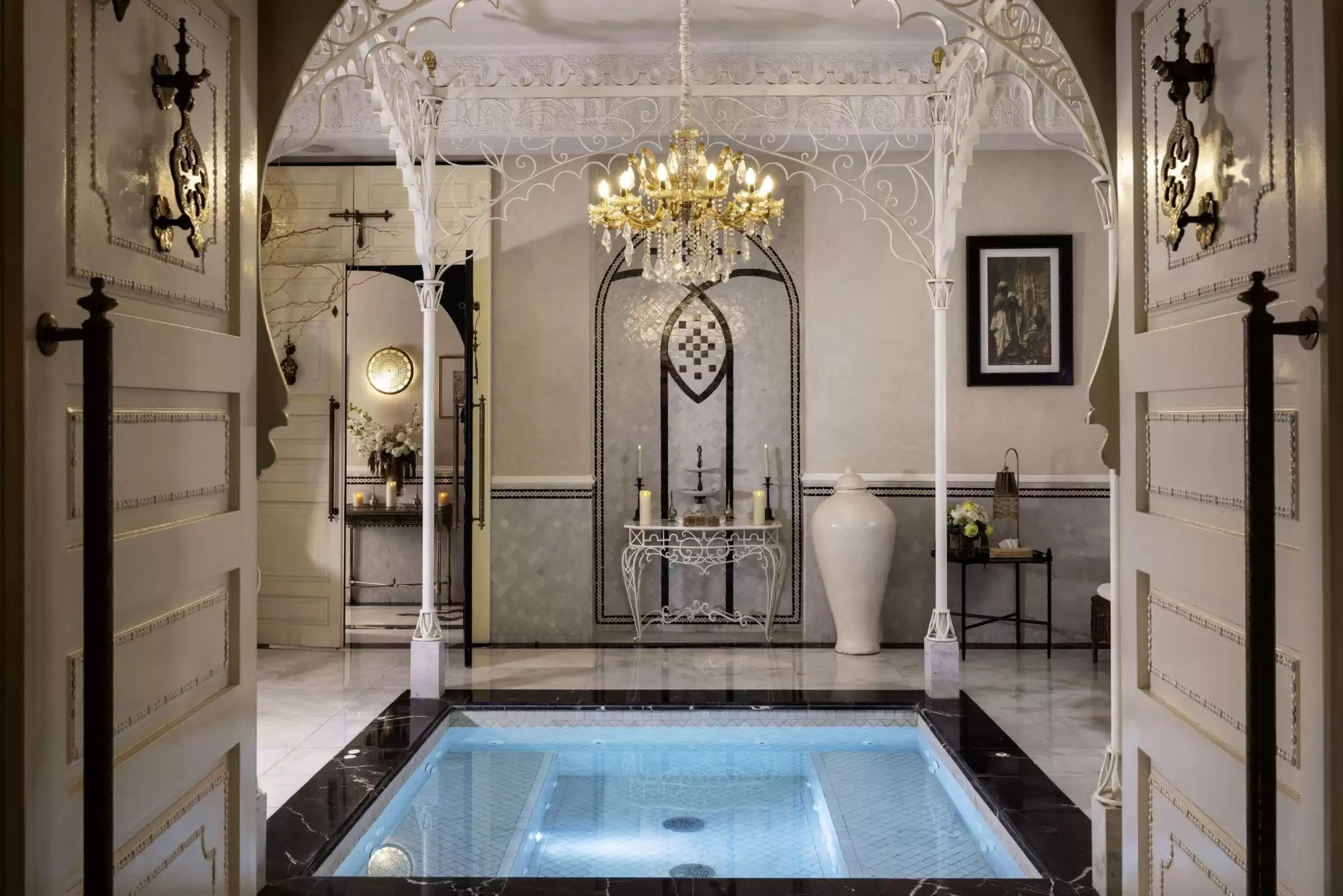 Bassin de relaxation blanc aux ornements délicats dans le spa du Palais Ronsard