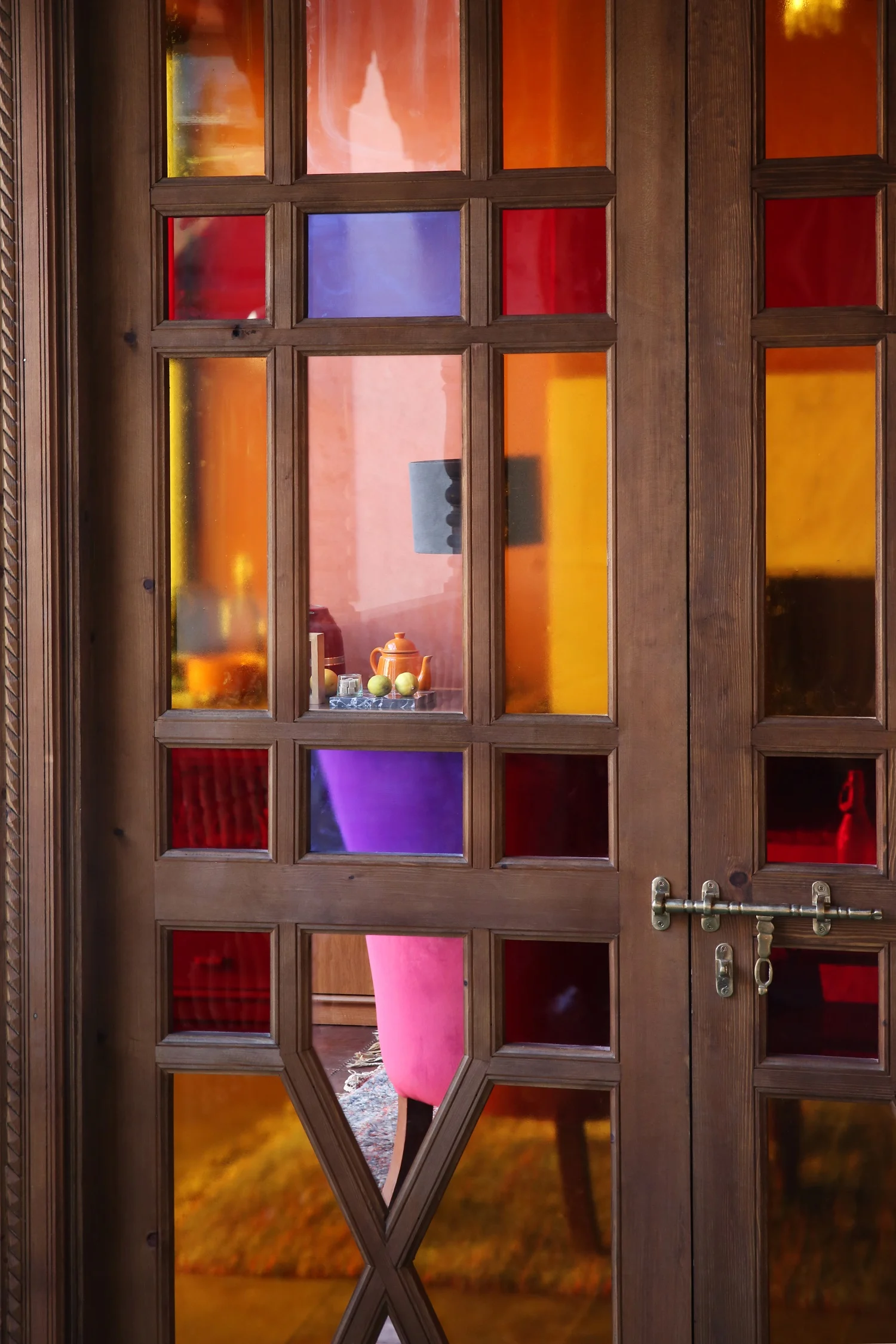 Portes en bois sculpté serties de verres aux couleurs précieuses à l’intérieur d’El Fenn