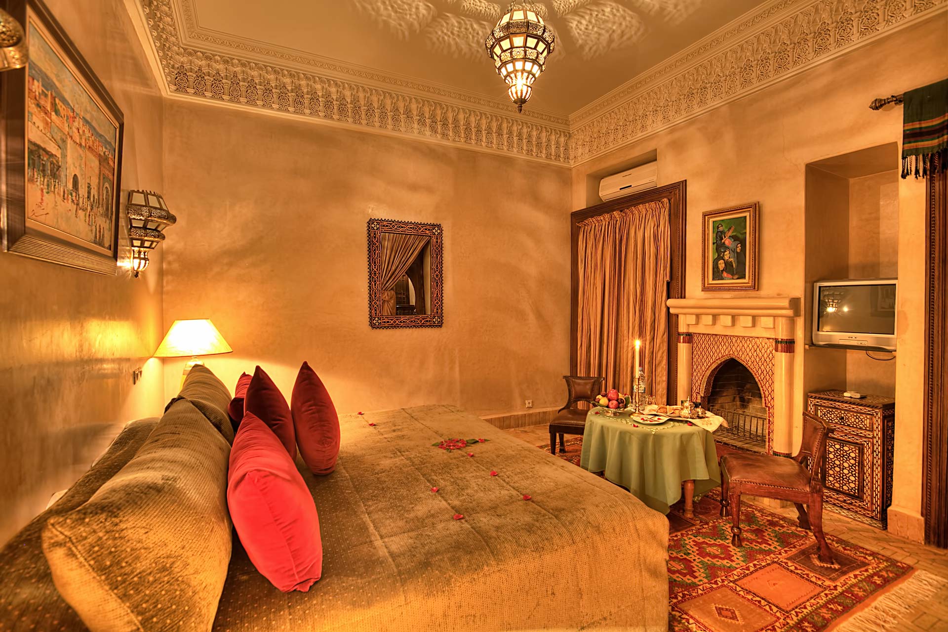Chambre Deluxe Marjana avec cheminée, plâtre sculpté et textiles chaleureux