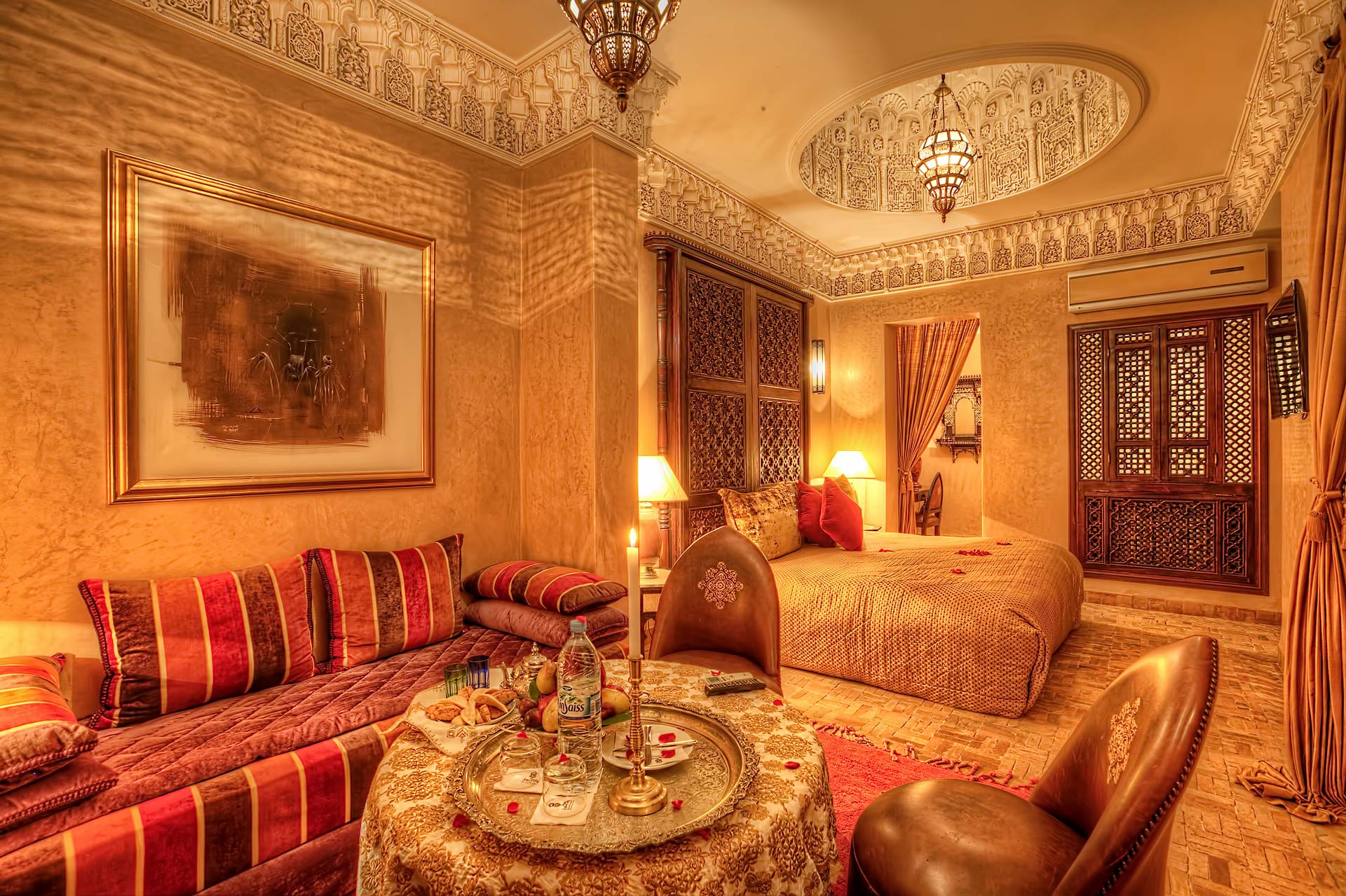 Suite Junior Johara avec salon et menuiseries en cèdre sculpté